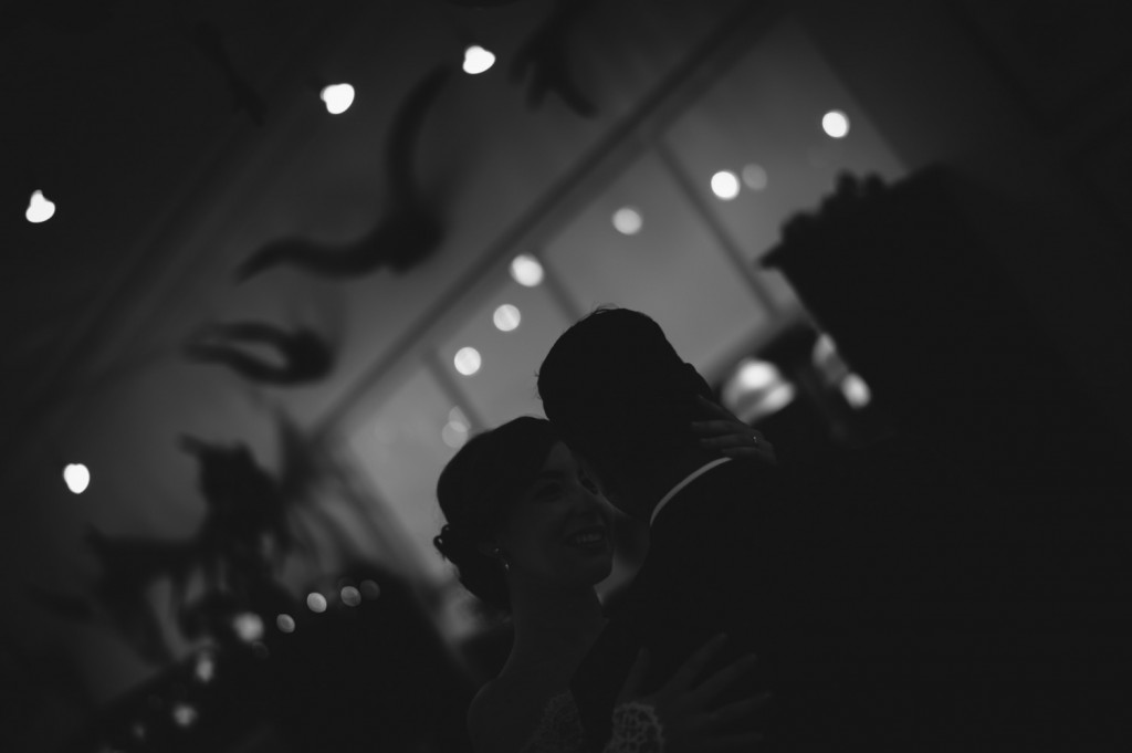 Huwelijksfotografie Antwerpen zoute zoen fotoshoot zwart wit