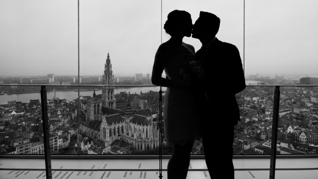Huwelijksfotografie Antwerpen KBC toren fotoshoot silhouette